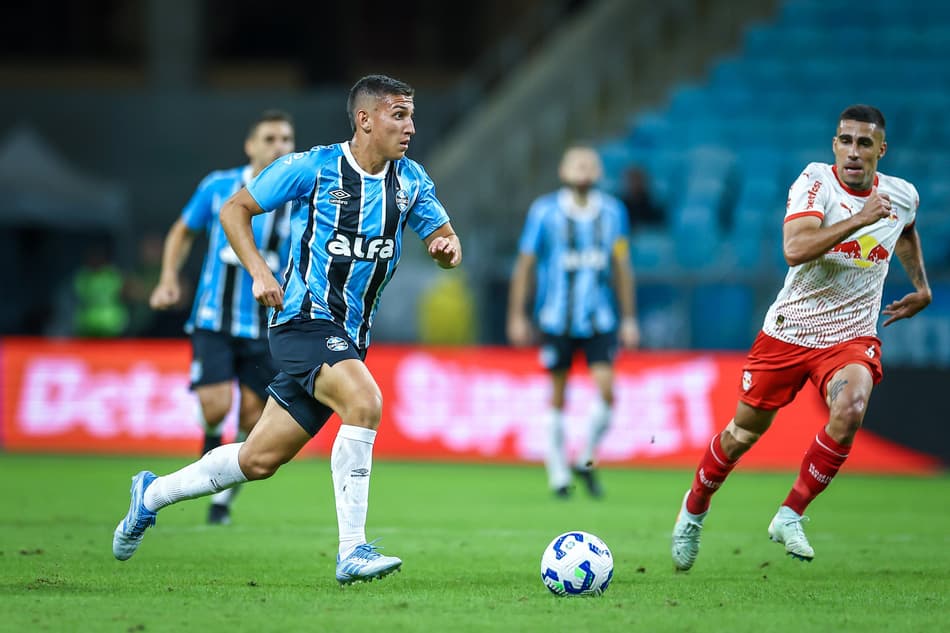 Monsalve com a bola no empate do Grêmio com o Red Bull Bragantino. (Foto: Lucas Uebel/Grêmio FBPA)