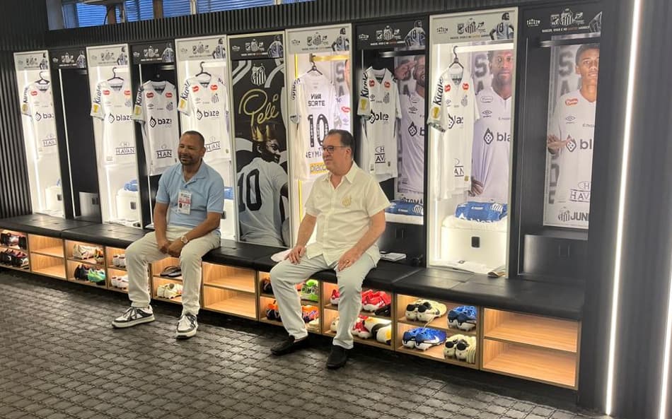 Marcelo Teixera e Nermar da Silva Santos visitam o novo vestiário da Vila Belmiro. (Foto: Fotos: Bruno Vaz e Raul Baretta/Santos FC)