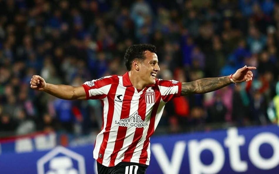 Palacios marcou o primeiro do Estudiantes (Foto: Divugação/ Estudiantes)