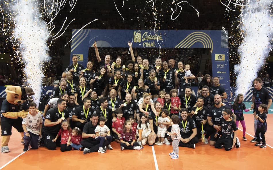 Jogadoras e comissão técnica do Osasco celebram o título da Superliga
