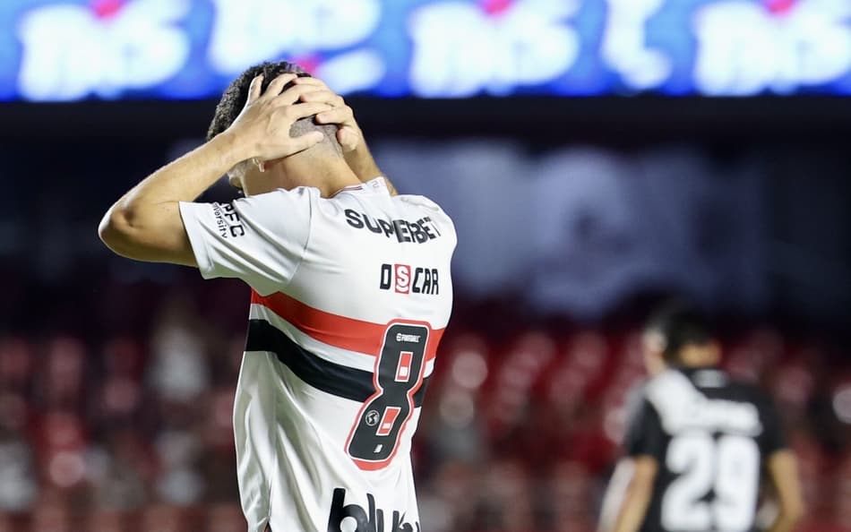 Oscar coloca as mãos na cabeça em derrota do São Paulo para a Ponte Preta, no Paulistão 2025