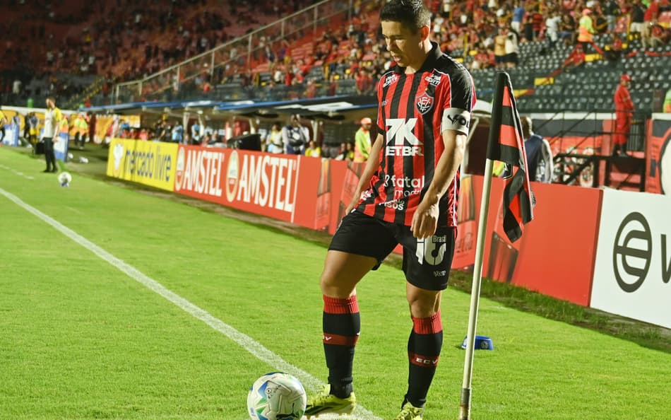 Osvaldo em Vitória x Defensa y Justicia, no Barradão (foto: Walmir Cirne/AGIF)