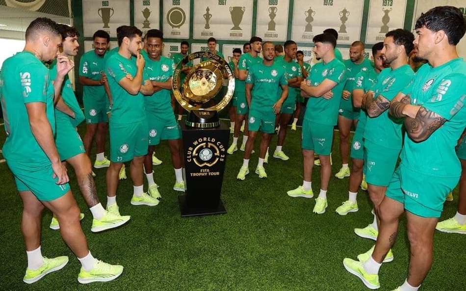 elenco do Palmeiras conhece a taça do Mundial