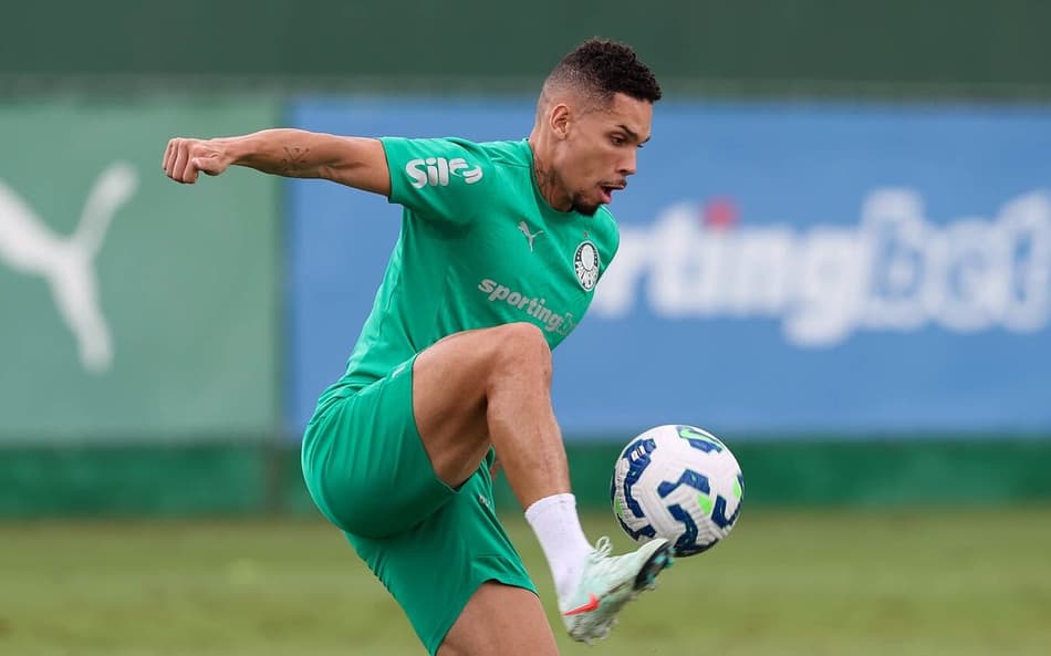 Paulinho treina na Academia de Futebol do Palmeiras