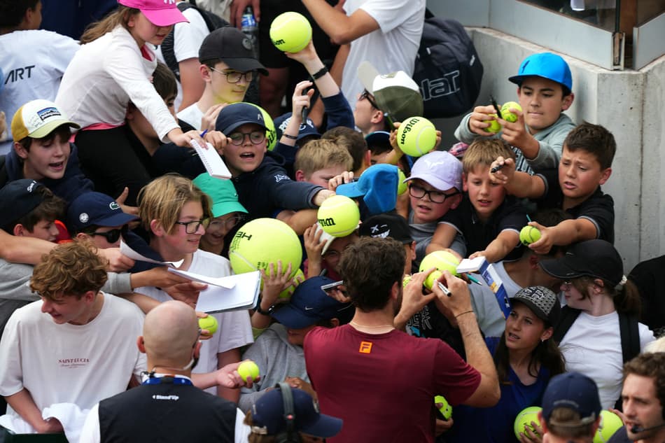 Quentin Halys dá autógrafos após dua vitória. (foto: Dimitar DILKOFF / AFP)