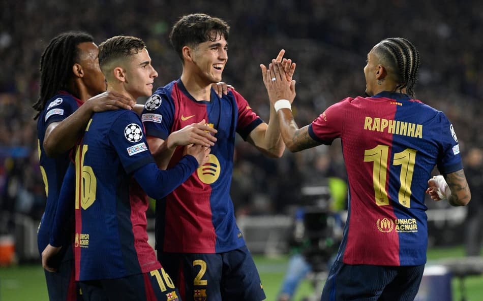 Raphinha comemora com companheiros gol marcado pelo Barcelona sobre o Dortmund, pela Champions League