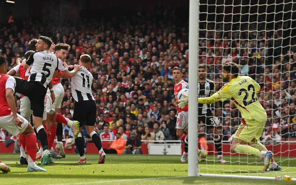Raya faz grande defesa em cabeçada de Burn em Arsenal x Newcastle, pela Premier League