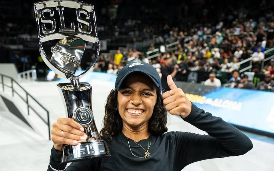 Rayssa Leal com o troféu da SLS Miami 2025 (Créditos: Reprodução/SLS)