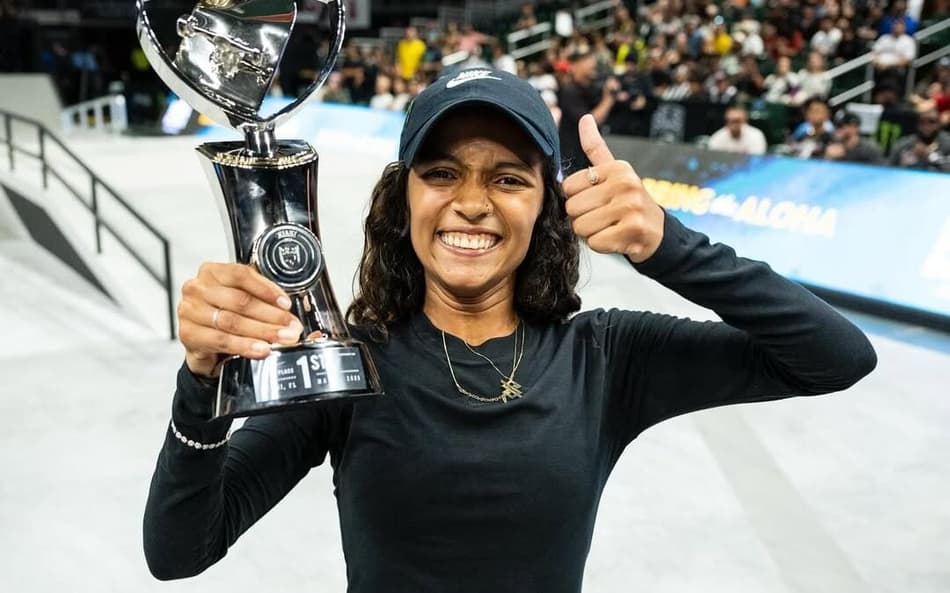Rayssa Leal com o troféu da SLS Miami 2025 (Créditos: Reprodução/SLS)