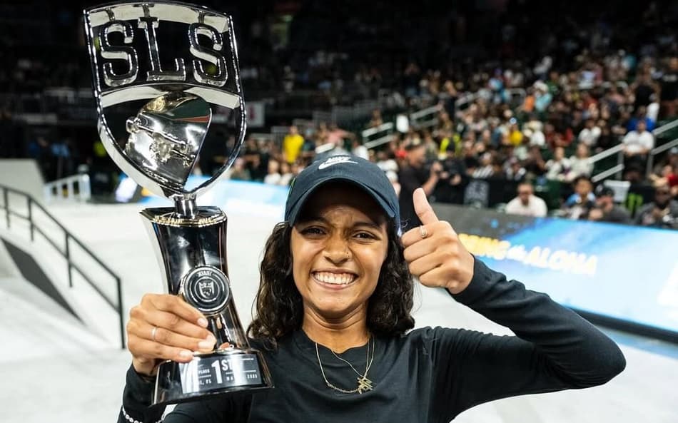 Rayssa Leal com o troféu da SLS Miami 2025 (Créditos: Reprodução/SLS)