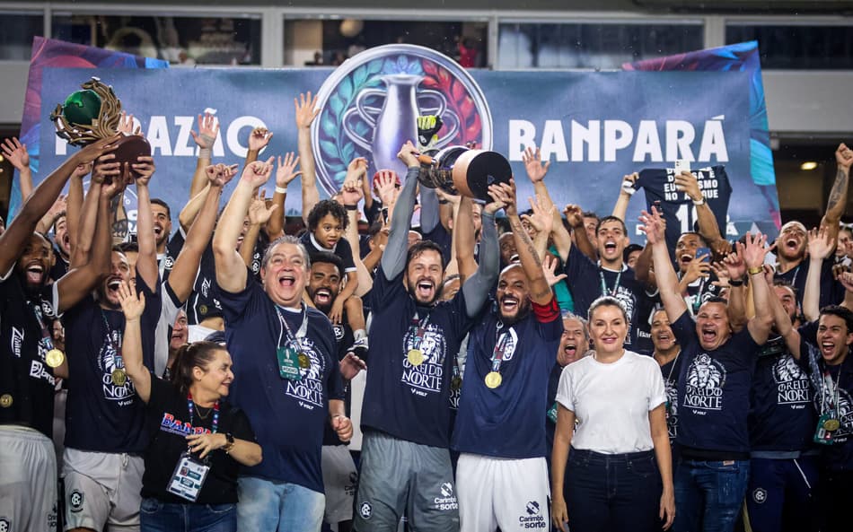 Marcelo Rangel levanta a taca de campeão paraense 2025 (foto: Fernando Torres/AGIF)