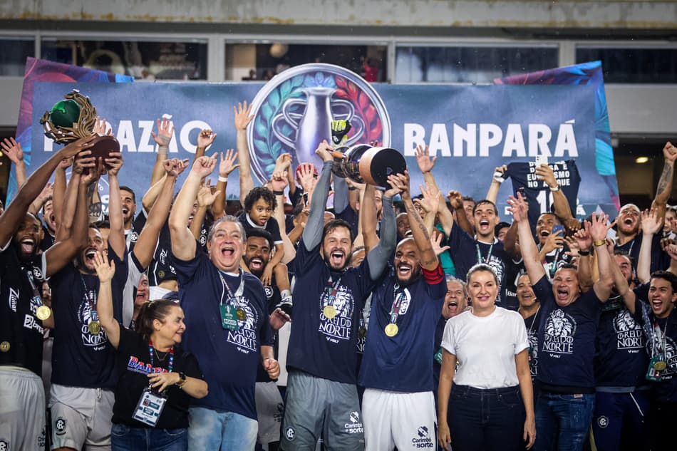 Marcelo Rangel levanta a taca de campeão paraense 2025 (foto: Fernando Torres/AGIF)