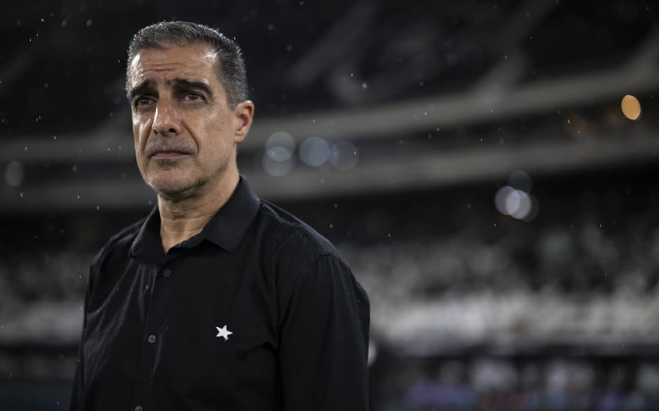 Técnico Renato Paiva em Botafogo x Internacional, no estádio Nilton Santos (foto: Jorge Rodrigues/AGIF)
