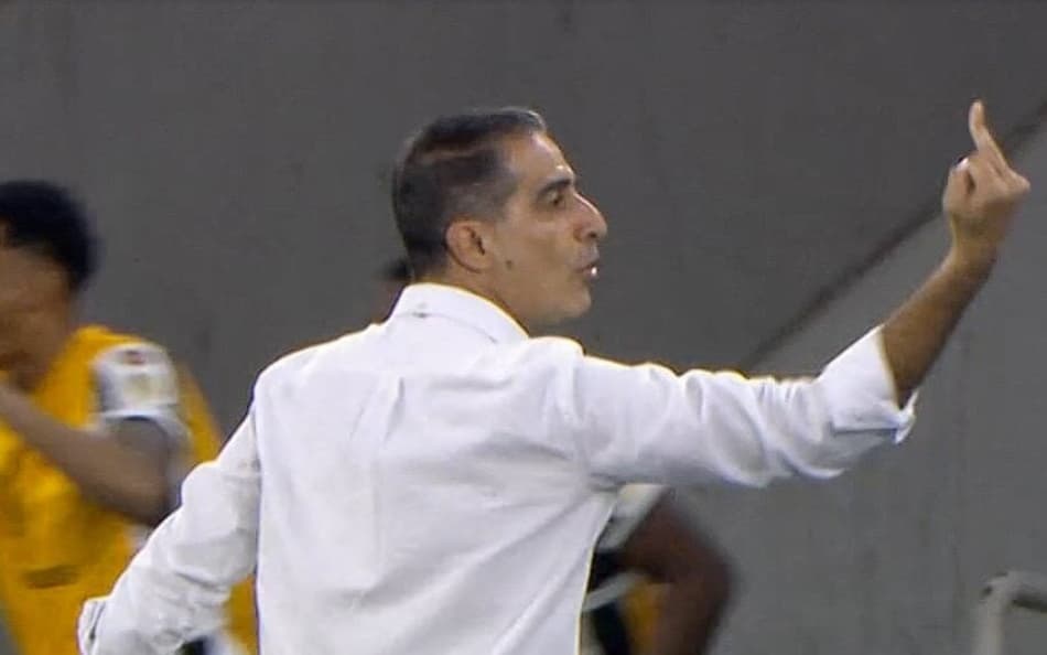 Renato Paiva dedo do meio Botafogo