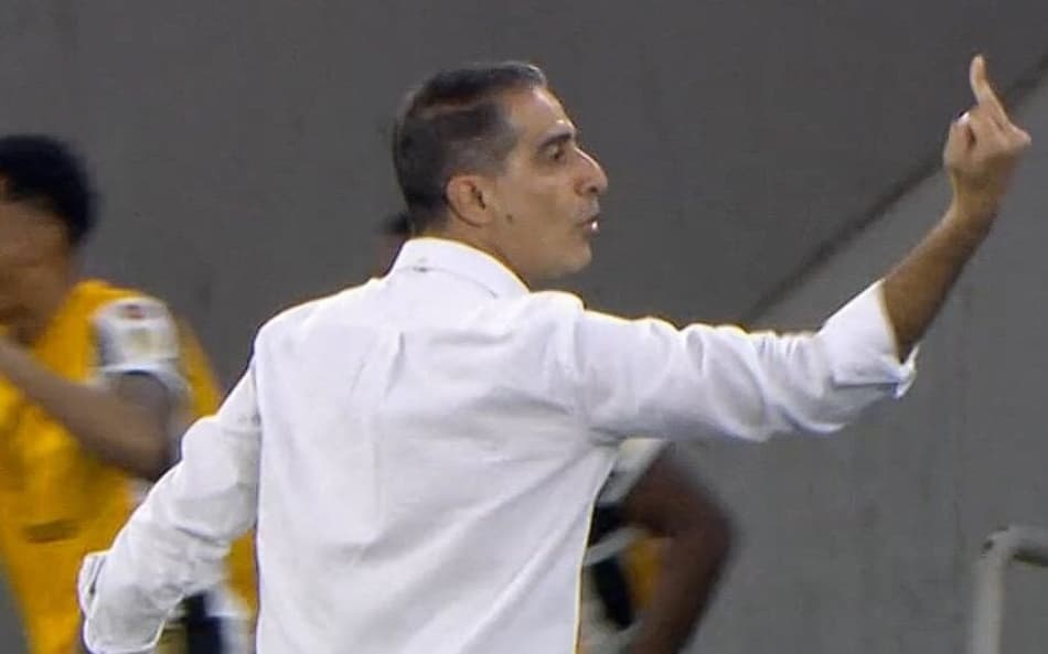 Renato Paiva dedo do meio Botafogo