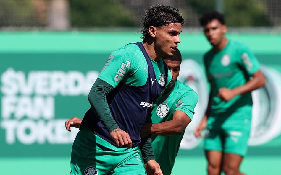 Richard Ríos durante treinamento do Palmeiras na Academia de Futebol