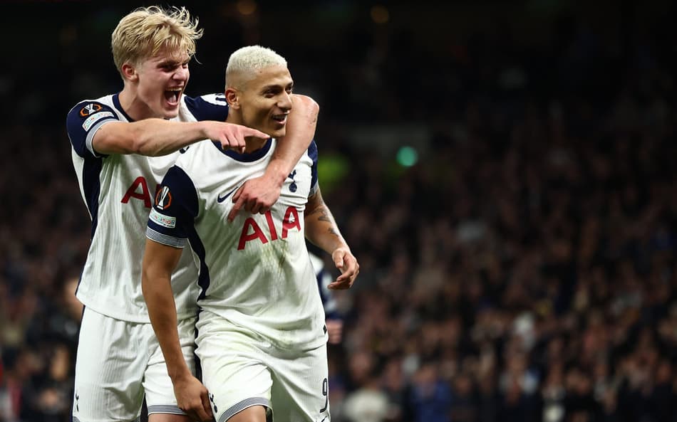 Richarlison comemora o gol da vitória do Tottenham sobre o AZ Alkmaar pela Uefa Europa League (Foto: Henry Nicholls/AFP)