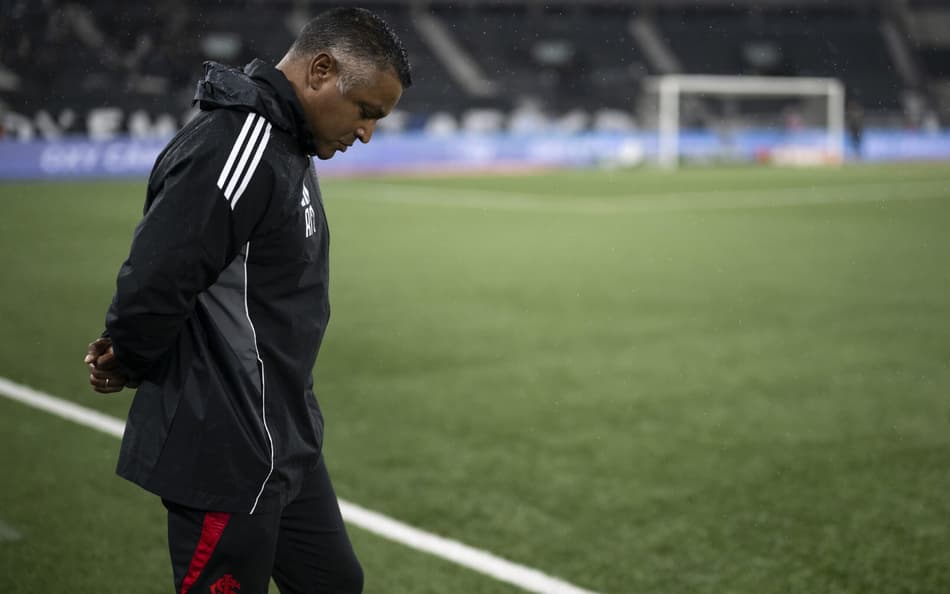 Roger Machado cabisbaixo antes do jogo do Internacional contra o Botafogo. (Foto: Jorge Rodrigues/AGIF)