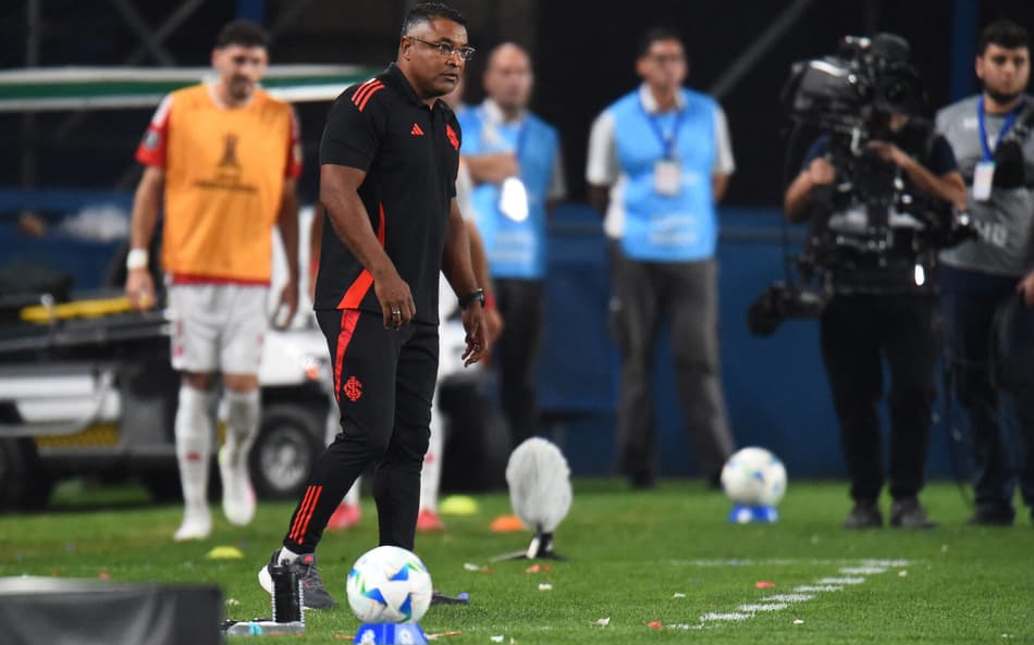 Técnico Roger Machado em Nacional-URU x Internacional, no Gran Parque Central (foto: DANTE FERNANDEZ / AFP)