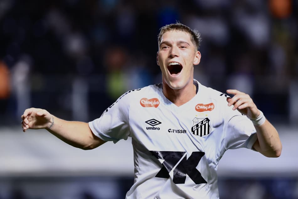 Rollheiser, do Santos, comemora seu gol contra o CRB pela Copa do Brasil