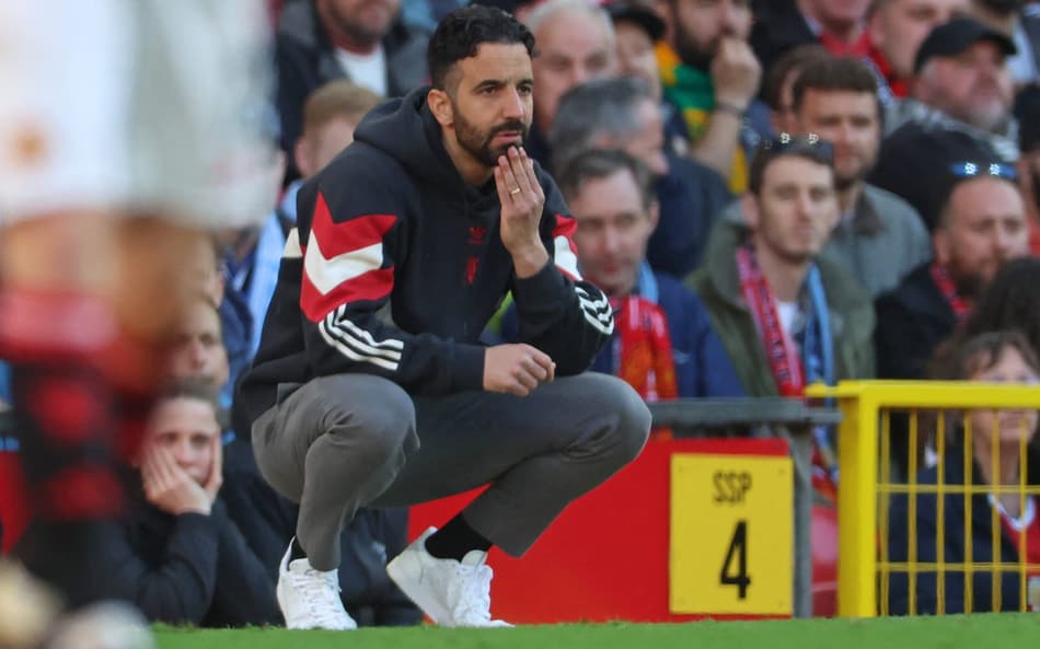 Ruben Amorim observa jogo entre Manchester United e Manchester City, no Old Trafford