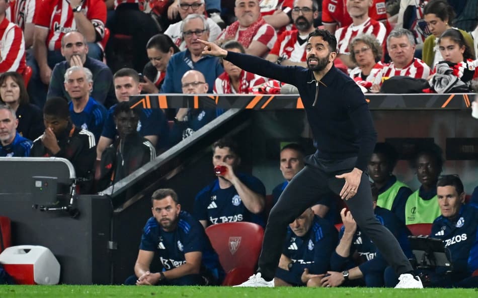 Rúben Amorim orienta jogadores do Manchester United contra o Athletic Bilbao, pela Europa League