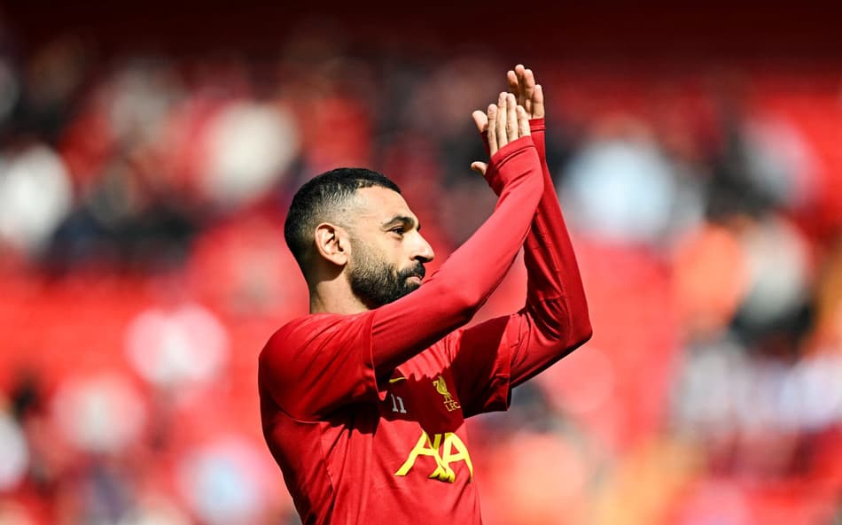 Salah aplaude torcida do Liverpool antes de jogo contra o West Ham, pela Premier League