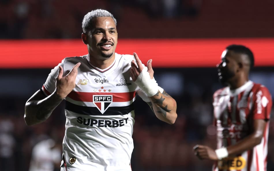 Luciano comemora seu gol em São Paulo x Náutico, no Morumbis, pela Copa do Brasil. (foto: Marcello Zambrana/AGIF)