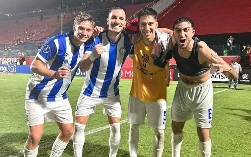 Jogadores do Cerro Largo comemoram vitória no Barradão Foto: Divulgação / Redes Sociais