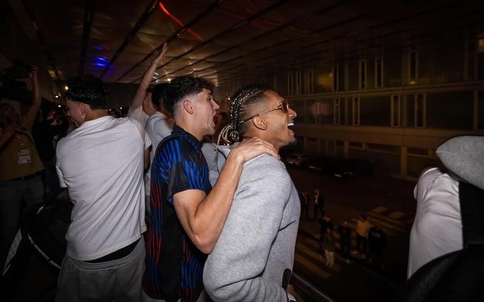 Raphinha comemora título com o elenco do Barcelona (Reprodução: Raphinha)