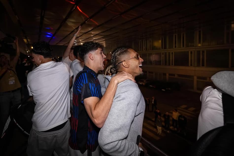 Raphinha comemora título com o elenco do Barcelona (Reprodução: Raphinha)