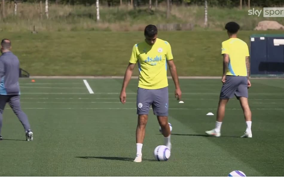 Rodri treina com bola no Manchester City