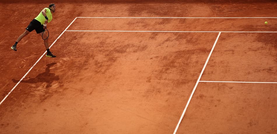 Stefanos Tsitsipas saca na partida contra Matteo Gigante (foto: Anne-Christine POUJOULAT / AFP)