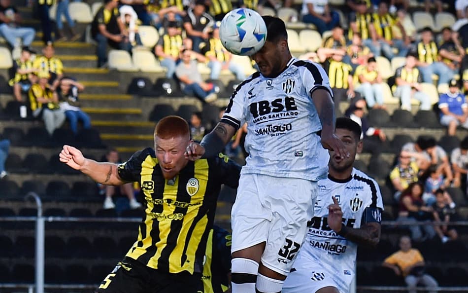 Leandro Fioravanti e Jonathan Galvan em Deportivo Táchira e Central Córdoba, no Polideportivo Puebo Nuevo (foto: Schneyder Mendoza / AFP)