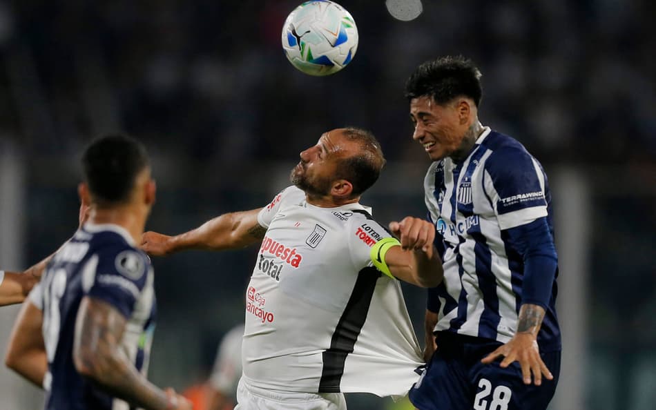 Hernan Barcos e Juan Portillo em Talleres x Alianza Lima, no estádio Mario Alberto Kempes (foto: Diego Lima / AFP)