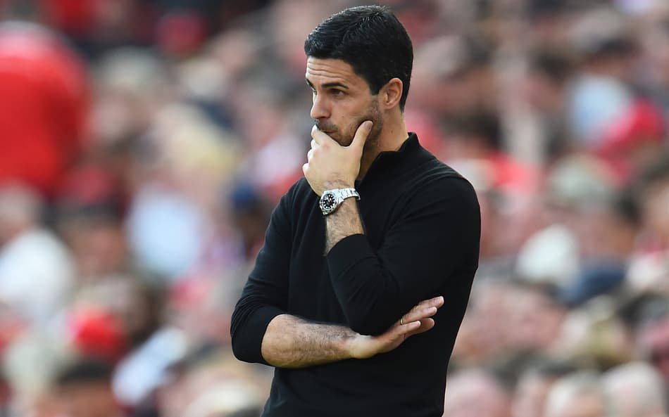 Técnico do Arsenal, Arteta observa confronto contra o Liverpool, pela Premier League