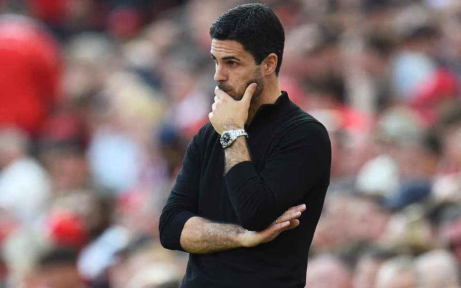 Técnico do Arsenal, Arteta observa confronto contra o Liverpool, pela Premier League