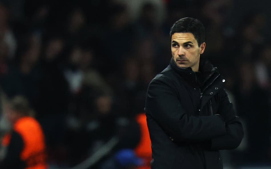 Técnico do Arsenal, Mikel Arteta observa jogo contra o PSG, pela Champions League