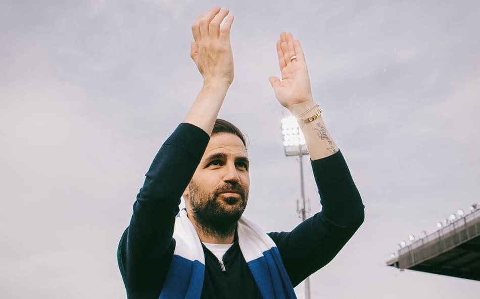 Técnico do Como, Cesc Fàbregas aplaude torcida do clube italiano