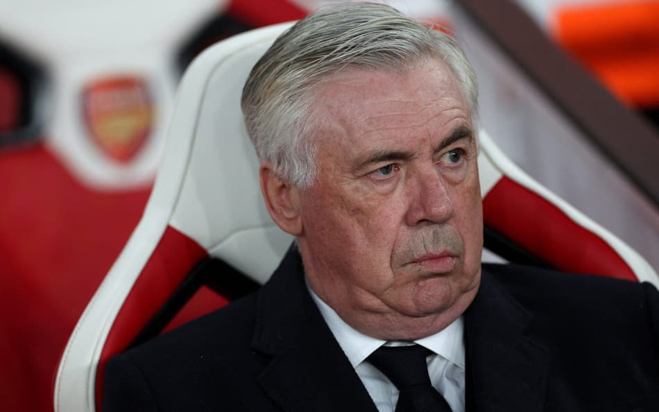Técnico do Real Madrid, Carlo Ancelotti observa o jogo contra o Arsenal, pela Champions League