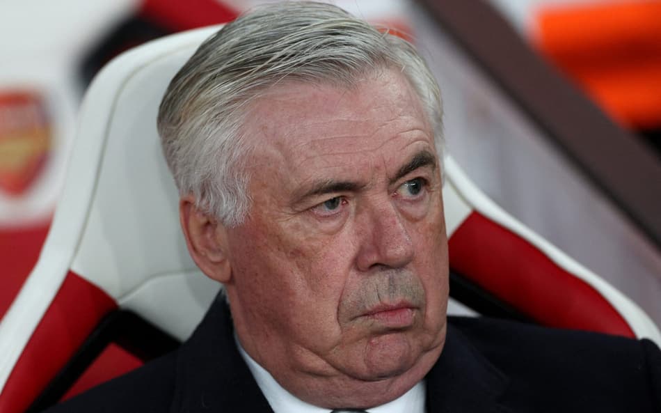 Técnico do Real Madrid, Carlo Ancelotti observa o jogo contra o Arsenal, pela Champions League