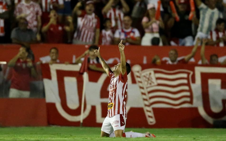 Thalissinho comemora gol em Náutico x Confiança, nos Aflitos (foto: Marlon Costa/AGIF)