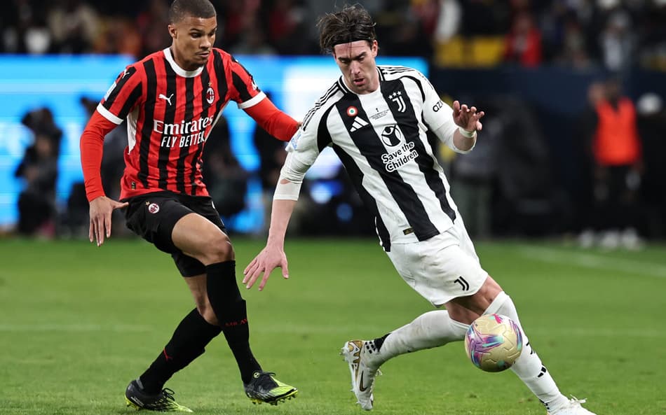 Thiaw acompanha Vlahovic durante duelo entre Milan e Juventus, pela Supercopa da Itália