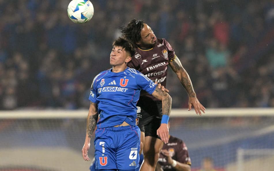 Maximiliano Guerrero e Miguel Pernia em Universidad de Chile x Carabobo, no Estádio Nacional Julio Martinez Pradanos (foto: Rodrigo ARANGUA / AFP)