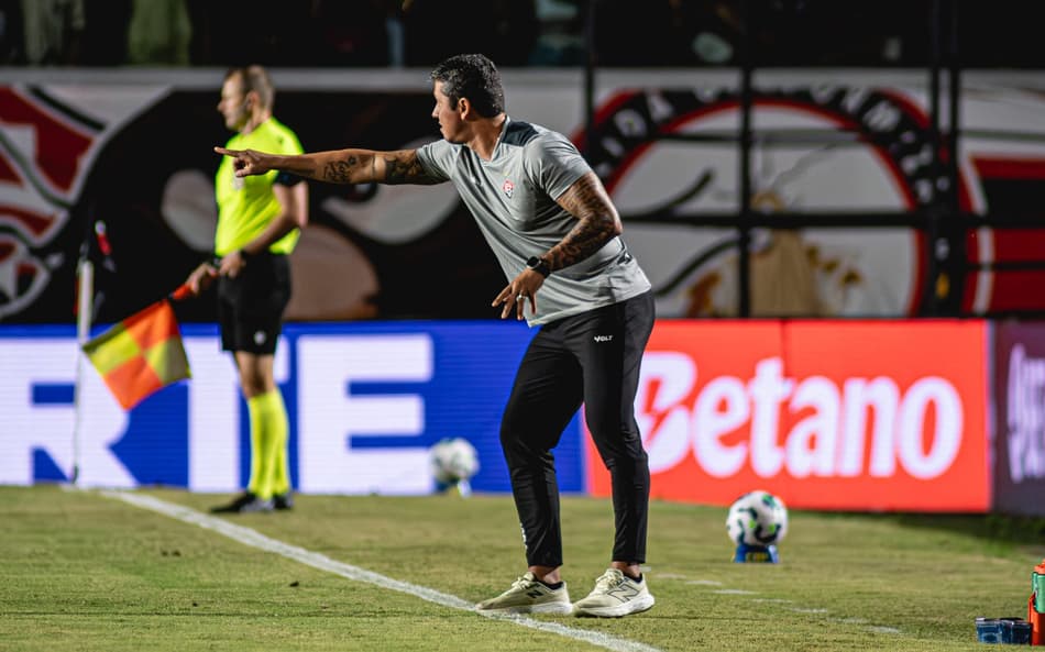 Thiago Carpini em Vitória x Santos pelo Brasileirão Foto: Victor Ferreira / EC Vitória