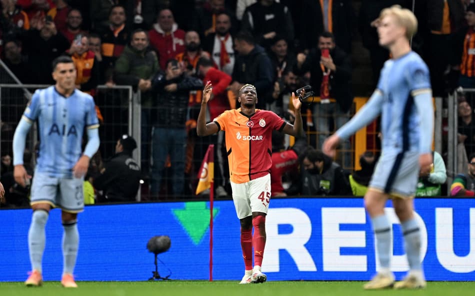 Victor Osimhen comemora um de seus dois gols na vitória do Galatasaray sobre o Tottenham pela Europa League