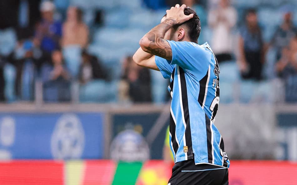 Villasanti se lamenta durante empate do Grêmio com o CSA. (Foto: Maxi Franzoi/AGIF)
