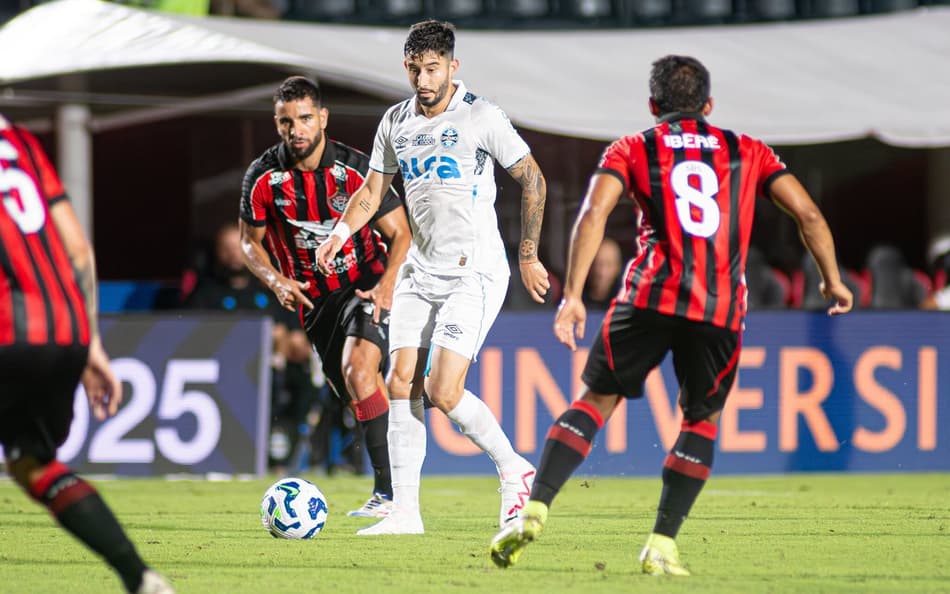 Villasanti com a bola no empate do Grêmio com o Vitória. (Foto: Celo Gil/Grêmio FBPA)