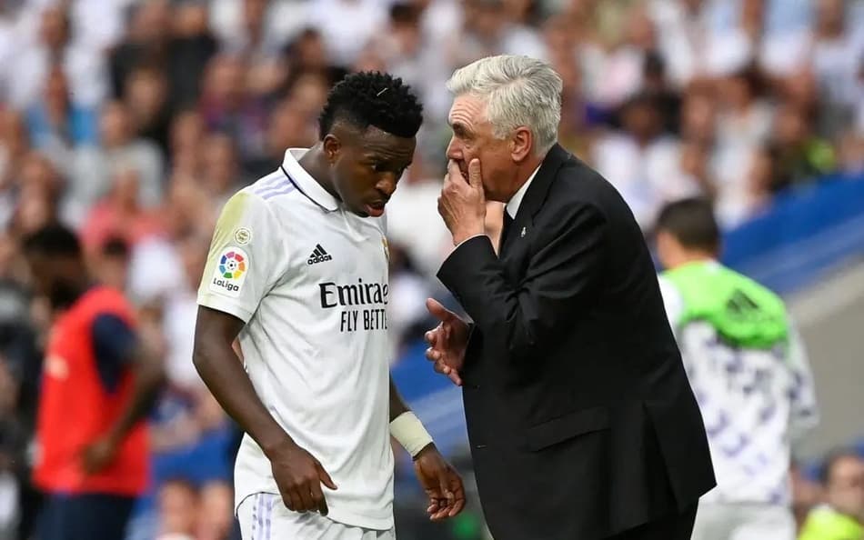 Vini Jr e Ancelotti conversam durante jogo do Real Madrid