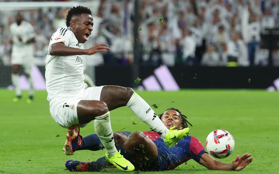 Vinícius Júnior sofre entrada dura de Jules Koundé em Real Madrid 0x4 Barcelona por La Liga